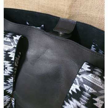 Duża etniczna czarna skórzana torba na ramie z pasem chumbi .